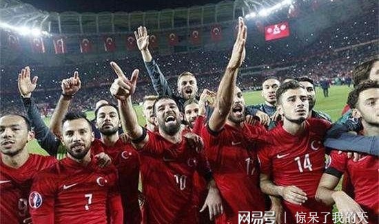  热刺核心伤退陷困境，小将临危救主保留欧战希望  